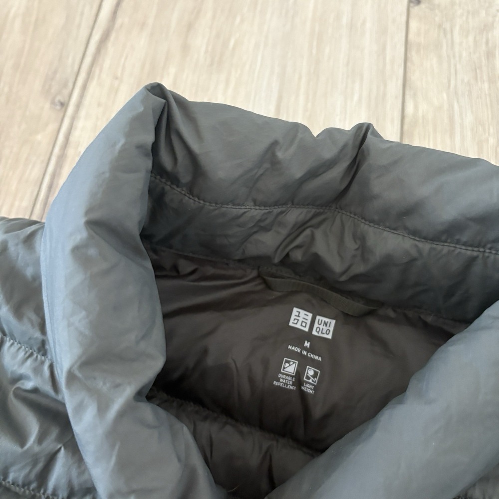 Uniqlo Women's Lightweight Olive Green Down Zip Up Puffer Jacket Size M - Picture 5 of 6
